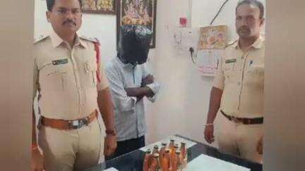 తాడిపత్రి: పెద్దవడుగూరు మండలం వీరన్న పల్లి గ్రామంలో బెల్ట్ షాప్ నిర్వహిస్తున్న వ్యక్తిని అరెస్టు చేసి మద్యం బాటిల్ను స్వాధీనం