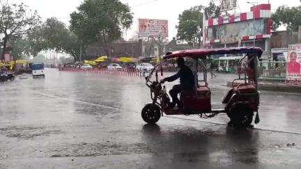 मंझनपुर: मंझनपुर सहित विभिन्न इलाकों में धूल भरी आंधी के बाद झमाझम बारिश, तपिश से मिली राहत, धान की नर्सरी को हुआ फायदा