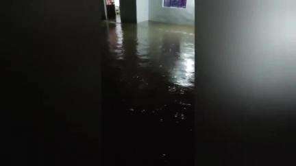 রাজগঞ্জ: জিতি চাবাগানের নদী লাইনে মুষলধারে বৃষ্টি এসে জল ঢুকে ব্যপক ক্ষতিগ্রস্ত হল একটি বাড়ি