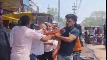 कपड़े पसंद न आने पर दुकान और कर्मचारियों ने वृद्ध को पीटा, वीडियो वायरल होने पर पुलिस जांच में जुटी