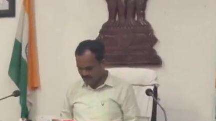 శ్రీకాకుళం: టెక్కలి జగతిమెట్ట సమీపంలోని జగనన్న కాలనీలో కొందరు రెవెన్యూ సిబ్బంది అక్రమాలకు పాల్పడ్డారన్న ఆర్డీవో ఎం.కృష్ణమూర్తి