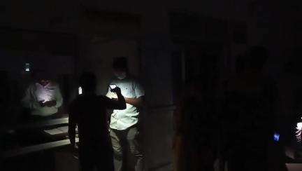 ललितपुर: जिला अस्पताल में लाइट न आने के कारण डॉक्टर मोबाइल टॉर्च की रोशनी में इलाज करते नजर आए