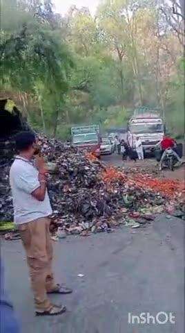 बेहट: दिल्ली-देहरादून नेशनल हाईवे पर डाट काली मंदिर के निकट ट्रक पलटा, वाहनों का लगा लंबा जाम