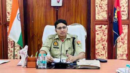 गोंडा: पुलिस लाइन सभागार में SP ने पुलिस अधिकारियों और SHO के साथ की बैठक, कहा- सार्वजनिक स्थानों पर कुर्बानी के अवशेष ना डालें