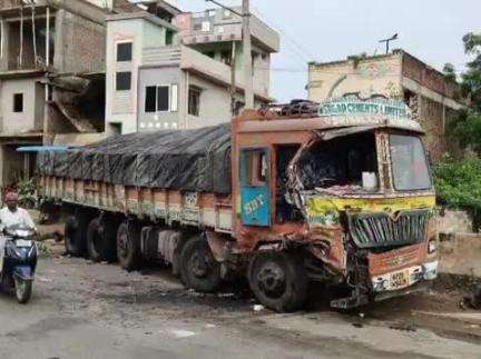 కోడూరు పట్టణంలో డివైడర్ ను ఢీకొన్న లారీ..  డ్రైవర్ మృతి