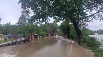 উত্তৰ লক্ষীমপুৰ: নীপকোৱে পানীএৰি দিয়াৰ পাছত লখিমপুৰত সৃষ্টি হৈছে জলপ্ৰলয়ৰ,গেন্ধালীত ১৫ নং ৰাষ্ট্ৰীয় ঘাইপথৰ ওপৰেদি বাগৰিছে পানী
