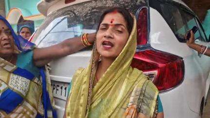 शादी शुदा महिला पति को छोड़कर प्रेमी के घर पहुंची