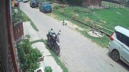 बस्ती: आवास विकास कॉलोनी स्थित एक घर से साइकिल चोरी का सीसीटीवी फुटेज सोशल मीडिया पर हो रहा वायरल