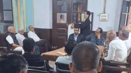 बहराइच: जिला बार एसोसिएशन सभागार में ग्राम न्यायालयों की स्थापना के विरोध में अधिवक्ताओं ने की बैठक, न्यायिक कार्य से हुए विरत