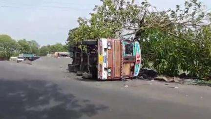વાલિયા: વાલીયાની વાડી ચોકડી નજીક અચાનક મોપેડ સવાર યુવતીઓ વળી જતા તેઓને બચાવવા જતા કોલસો ભરેલ ટ્રક પલ્ટી ખાઈ ગઈ હતી