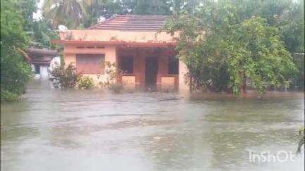 കോട്ടയം: കാഞ്ഞിരത്ത് പുത്തൻതോട് ആറ് കരകവിഞ്ഞതോടെ വീടുകളിലേക്ക് വെള്ളം കയറി