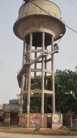 श्रीगंगानगर के नेतावाला में पानी की टंकी पर चढ़ा सांड, मौके पर पहुंची प्रशासनिक टीम
