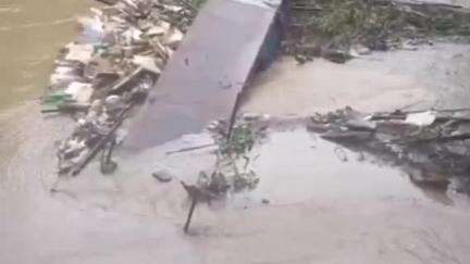 সাব্রুম: বৃষ্টিতে মনু নদীর জল বেড়ে হরিনা চালিতাছড়ি রাস্তার উপর মনু নদীতে নির্মিত অস্থায়ী সেতু মনু নদীর জলে তলিয়ে গেছে,দূর্ভোগ