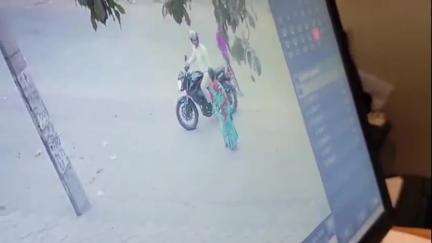 हथुआ: मीरगंज: नरईनिया दुर्गा मंदिर के पास महिला के गले से ₹1.5 लाख की चेन छीनी
