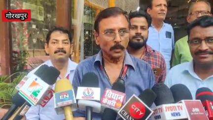 गोरखपुर-हिंदी पत्रकारिता दिवस के मौके पर वृहद सम्मान समारोह  गोरखपुर क्लब सभागार में संपन्न हुआ ।