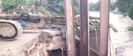 ছয়গাঁও: ছয়গাঁৱৰ ১৭ নং ৰাষ্ট্ৰীয় ঘাইপথৰ কলহী নদীৰ দলঙৰ দুয়ো কাষে খহনীয়া,ব্যাহত হৈ পৰিছে ৰাষ্ট্ৰীয় ঘাইপথেৰে যানবাহনৰ চলাচল