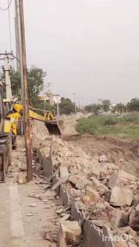 भरतपुर: भरतपुर के जवाहर नगर में नगर निगम की टीम ने कब्रिस्तान की दीवार तोड़ी