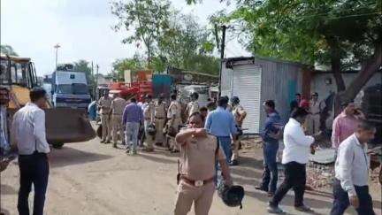 खंडवा नगर: खंडवा नगर निगम की टीम अतिक्रमण हटाने के लिए दूध तलाई पहुंची