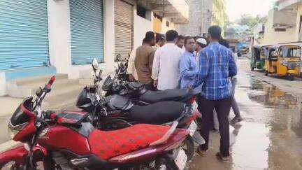 ముధోల్: పట్టణంలోని నయాబాది కాలనీలో పోలీసుల కార్డెన్ సెర్చ్, సైబర్‌ నేరాల నేపథ్యంలో అప్రమత్తంగా ఉండాలని సూచన