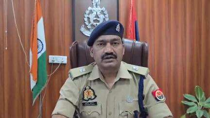 नोएडा:पुलिस व गाड़ी में सवारियों को बैठाकर उनके साथ लूट करने वाले बदमाशों के बीच हुई मुठभेड़ में घायल बदमाश गिरफ्तार