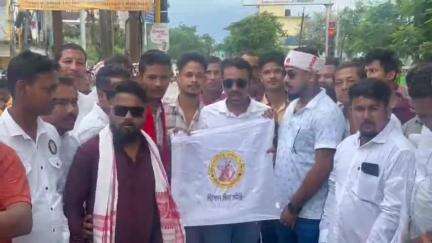 শিৱসাগৰ: সন্দেহজনক নাগৰিকৰ বিৰুদ্ধে শিৱসাগৰত বীৰ লাচিত সেনাৰ ৰণ হুংকাৰ , শতাধিক বীৰ লাচিত সেনাৰ সৈনিক ৰাওনা যোৰহাটলৈ