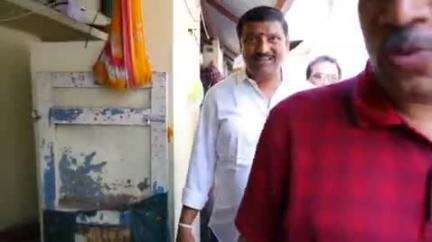 మార్కాపురం: పట్టణంలో లబ్ధిదారులకు పింఛన్ అందజేసిన ఎమ్మెల్యే కందుల నారాయణరెడ్డి