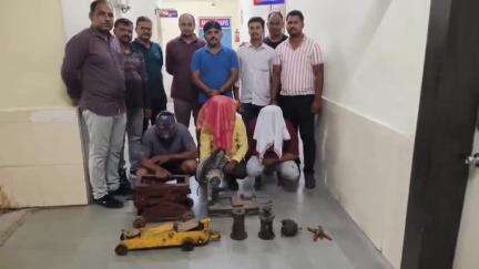 जालना: जालन्यात चोरी, घरफोडी करणारे 2 सराईत आरोपी आणि चोरीचा माल खरेदी करणारा एक इसम जेरबंद...
जालना स्थानिक गुन्हे शाखेची कार