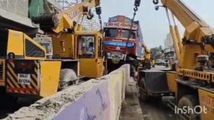 ठाणे: मानपाडा ब्रिजवर ट्रक डिव्हायडरला धडकल्याने भीषण अपघात, घोडबंदर- ठाणे रोडवर प्रचंड वाहतूक कोंडी