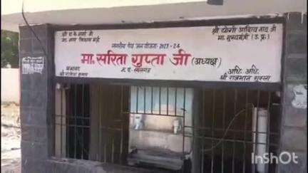 लालगंज: लालगंज क्षेत्र के गांधी चौराहे पर लगे वाटर कूलर पर दबंग व्यक्ति का कब्जा पीने के पानी के लिए लोगों को करना #jansamasya