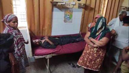 एटा: GT रोड पर नीलकंठ होटल के समीप झाड़ू लगा रहे नगर पालिका सफाई कर्मी के साथ बेरहमी से मारपीट, घायल मेडिकल में भर्ती