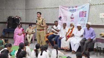 बुरहानपुर नगर: बुरहानपुर के लालबाग क्षेत्र में एसपी देवेंद्र कुमार पाटीदार के निर्देश पर महिलाओं को महिला कानून की जानकारी दी गई