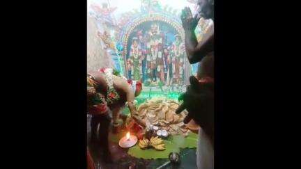 வேடசந்தூர்: கடைவீதி மதுரை வீரன் கோவிலில் அருவாள் மீது ஏறி நின்று குறி சொன்ன பூசாரி