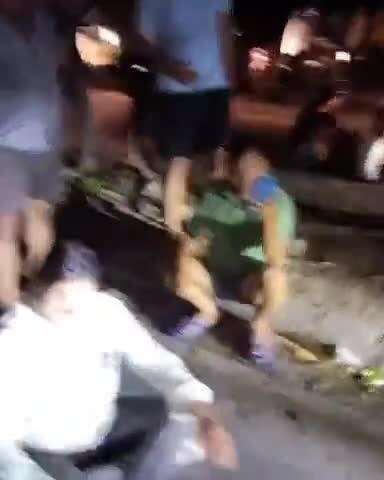 कानपुर: रावतपुर में केशव पुरम सब स्टेशन के बाहर बिजली न आने से नाराज क्षेत्रीय लोगों ने सड़क पर लगाया जाम