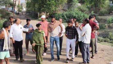 बीना: मडिया वार्ड में एसडीएम ने नगर पालिका अध्यक्ष के साथ किया निरीक्षण, सफाई व्यवस्था का लिया जायजा