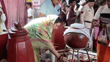 दतिया नगर: एयरपोर्ट के लोकार्पण से पहले सांसद ने श्री पीतांबरा पीठ मंदिर में की पूजा-अर्चना