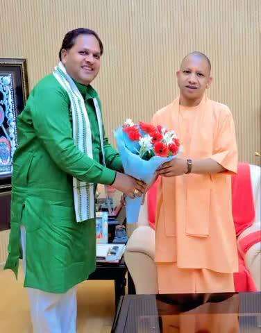 रुद्रपुर: मेयर विकास शर्मा ने लखनऊ में उत्तर प्रदेश के मुख्यमंत्री योगी आदित्यनाथ से की मुलाकात
