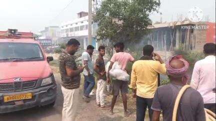 कुढ़नी: फकुली थाना क्षेत्र में खरौरी में अचानक लगी आग, किसी के हताहत होने की सूचना नहीं