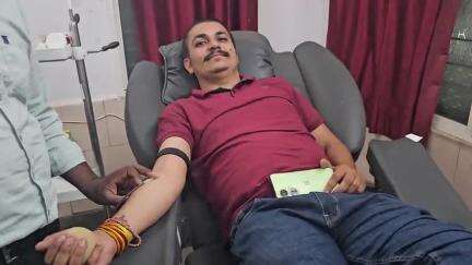 जय श्री राम 
श्री राम रक्तदान समिति के सदस्य द्वारा कोतमा भात गांव से आए एक जरूरतमंद व्यक्ति को ऐ पॉजिटिव रक्त की अत्यंत आवश्यकता पड़ने पर रक्त वीर अविनाश जी द्वारा रक्तदान का जीवन देने का अमूल्य प्रयास किया 
 रक्तदान महादान