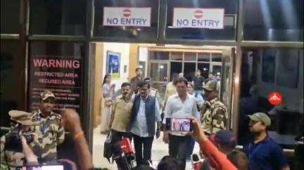 जळगाव: जळगाव विमानतळावर ठाकरे गटाचे नेते खासदार संजय राऊत आणि माजी मंत्री सुरेश जैन यांची गुप्त भेट, राजकीय चर्चांना उधाण