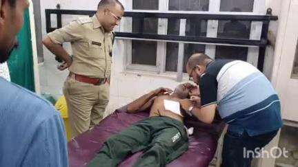 बिजनौर: बिजनौर के गांव खेड़ा में गुलदार द्वारा घायल किसान का हाल-चाल जानने जिला मेडिकल अस्पताल पहुंचे वन रेंजर