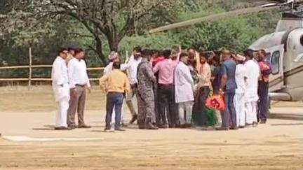 सीतापुर: डिप्टी सीएम बृजेश पाठक का हेलीकॉप्टर से नगर में आगमन, अहिल्याबाई होल्कर की मूर्ति का किया अनावरण