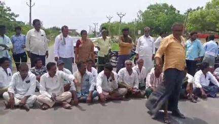 కొండపి: కొండపిలో గిట్టుబాటు ధర కల్పించడం లేదంటూ పొగాకు రైతులు బయట నుంచి నిరసన, సముదాయించేందుకు ప్రయత్నిస్తున్న అధికారులు