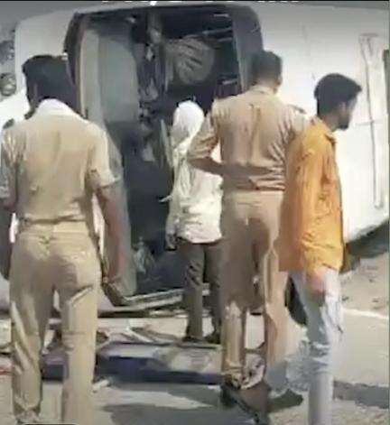 यूपी के जौनपुर में हाईवे पर स्टेयरिंग फेल होने के बाद पलटी बस, 5 की मौत
Source: publicjaunpur