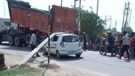 जलालाबाद: कोला मोड़ पर ट्रक की चपेट में आने से बिजली का पोल टूटा, पोल टूटकर बदायूँ जा रही कार के ऊपर गिरा, टला बड़ा हादसा