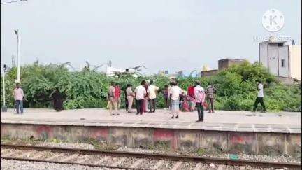 வாணியம்பாடி: வாணியம்பாடி ரயில் நிலையத்தில் ரயில்முன் பாய்ந்து கர்ப்பிணி பெண் தற்கொலை வயிற்றில் இருந்த 9 மாத பிஞ்சு குழந்தையும் உயிரிழப்பு