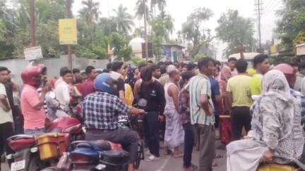 দিনহাটা ১: হেমন্টন বাজার এলাকায় বেহাল রাস্তা সংস্কারের দাবিতে পথ অবরোধ স্থানীয়দের #jansamasya