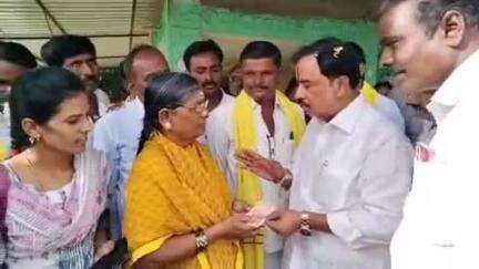 కళ్యాణదుర్గం: యర్రగుంట గ్రామంలో ఇంటింటికి వెళ్లి లబ్ధిదారులకు పెన్షన్ పంపిణీ చేసిన ఎమ్మెల్యే సురేంద్రబాబు