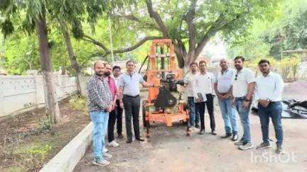 राजनांदगांव: जनपद पंचायत डोंगरगढ़ को प्रदान की गई मिनी बोरवेल मशीन