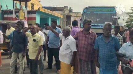 ஆம்பூர்: துத்திப்பட்டு பகுதியில் உள்ள கோவில் மாடவீதியை சீரமைக்க கோரி பொதுமக்கள் சாலை மறியல்