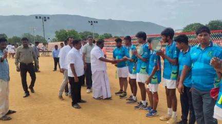 திருப்பத்தூர்: ஜோலார்பேட்டை சிறு விளையாட்டு மைதானத்தில் பூப்பந்தாட்ட  போட்டியை துவக்கி வைத்த மாவட்ட சேர்மன்